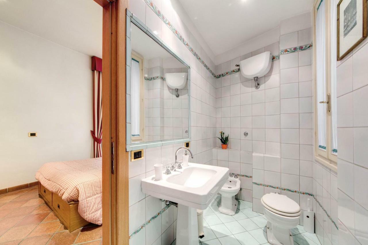 Lovely Flat By The Trevi Fountain Apartman Róma Kültér fotó
